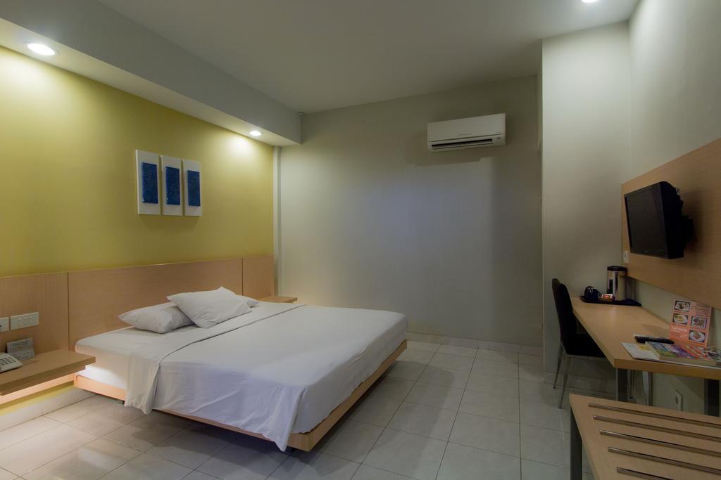 Hotel Quirin Semarang Pokój zdjęcie