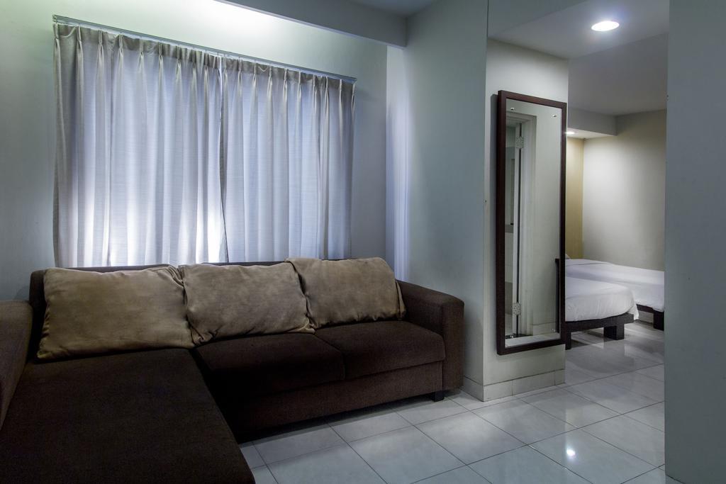 Hotel Quirin Semarang Pokój zdjęcie